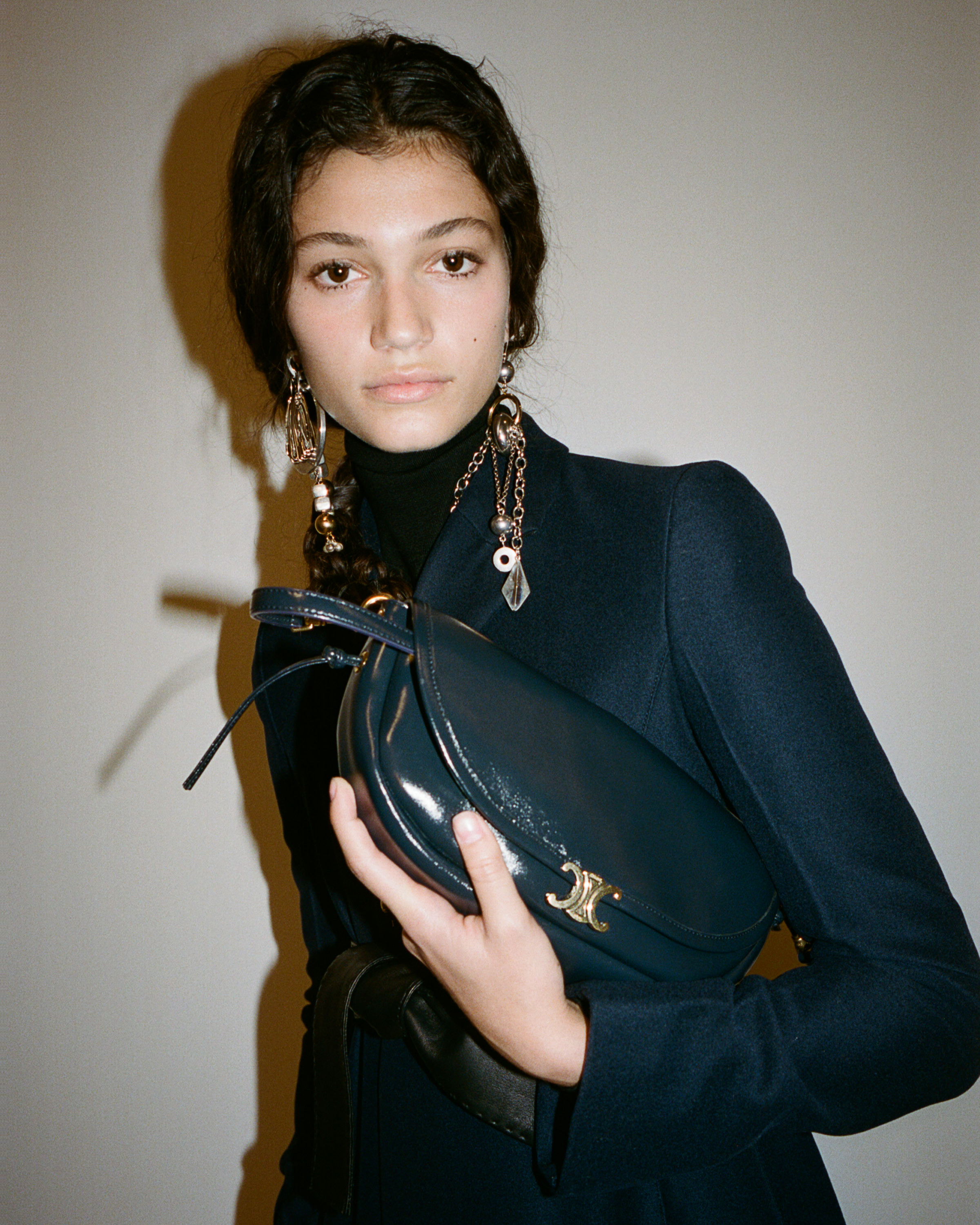 CELINE 2026夏季系列SOFT TRIOMPHE HALFMOON小号手袋现已上市