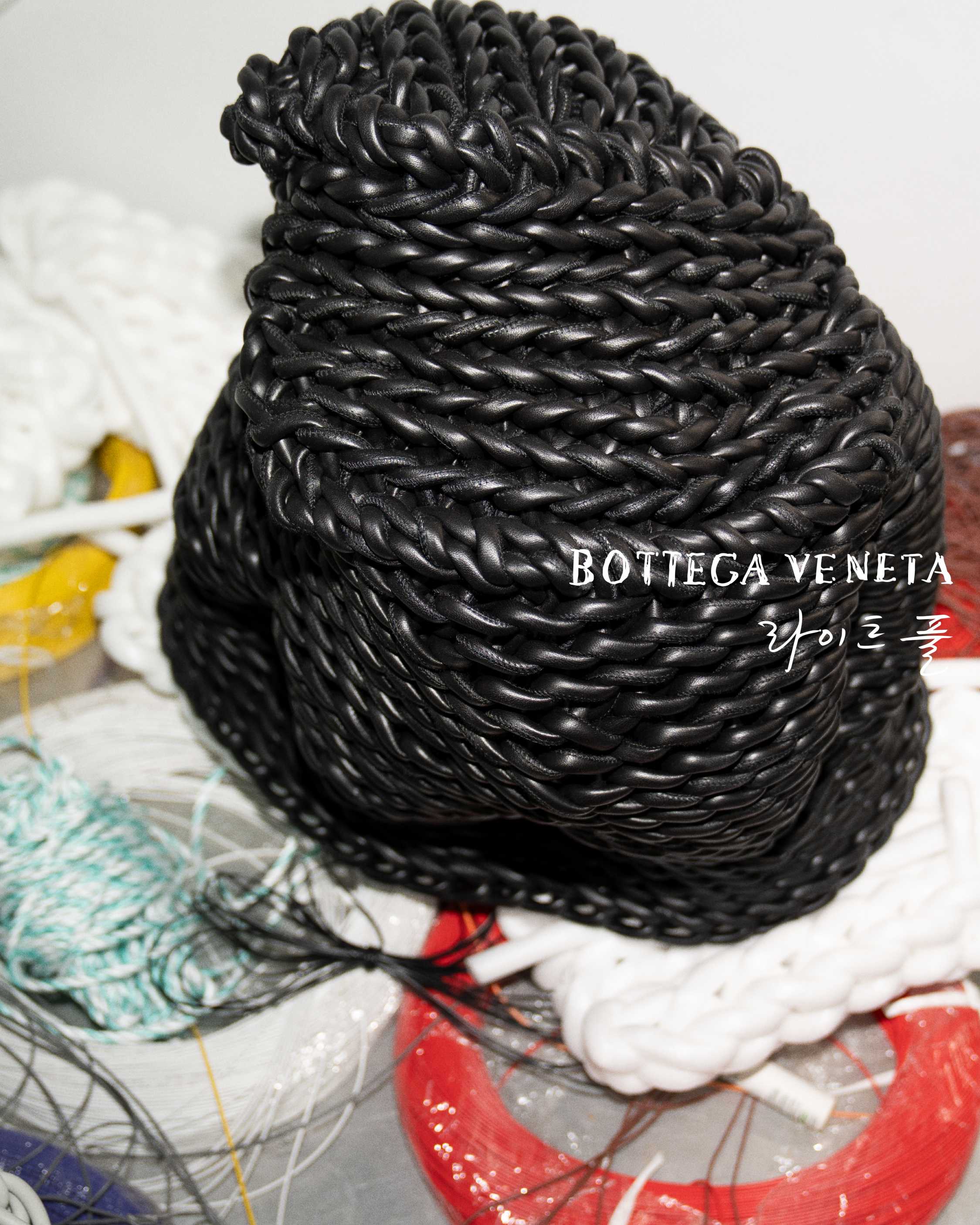 Bottega Veneta携手艺术家李光浩亮相2026米兰设计周