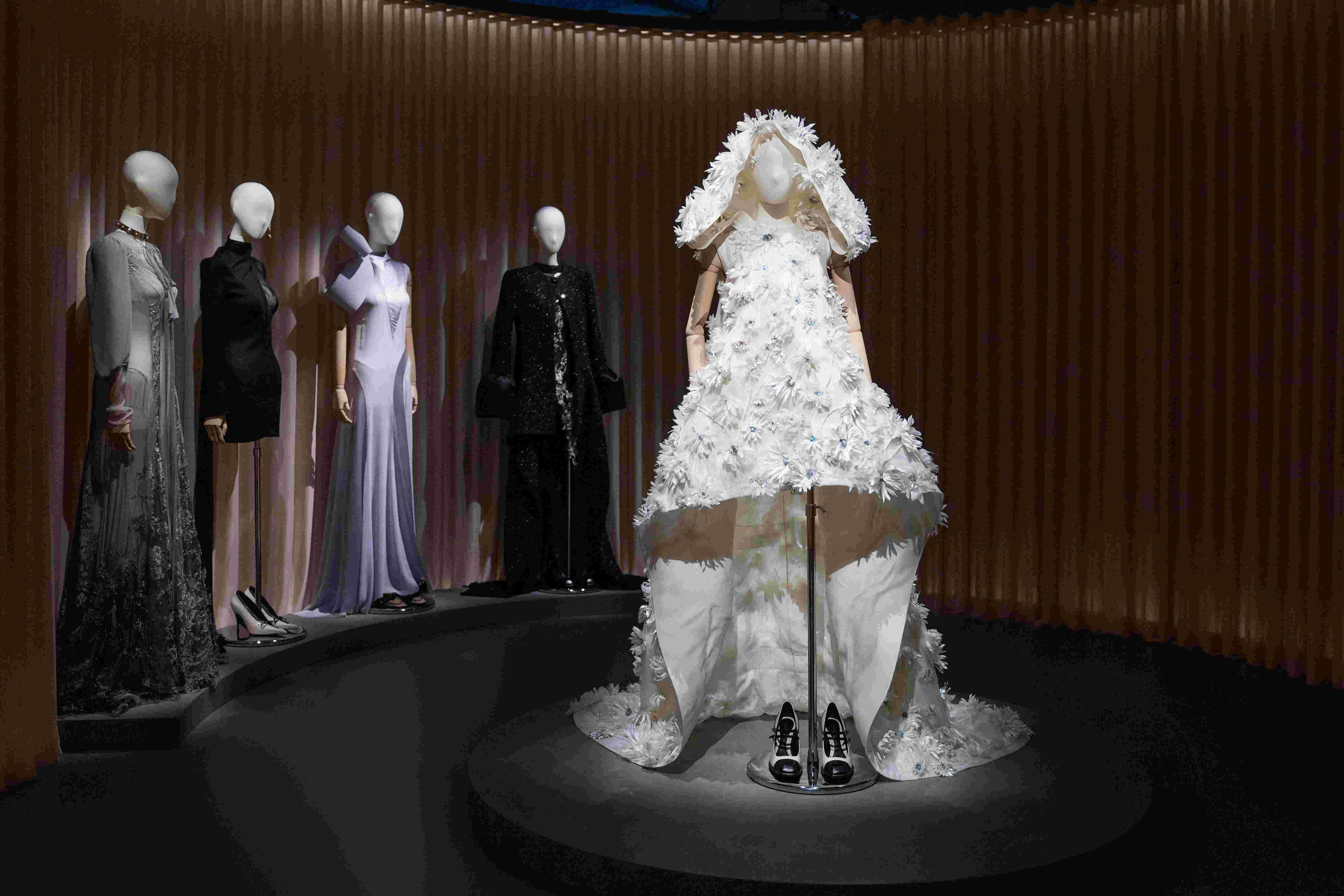 “McQueen: 表象之下 ” 沉浸式展览于上海揭幕