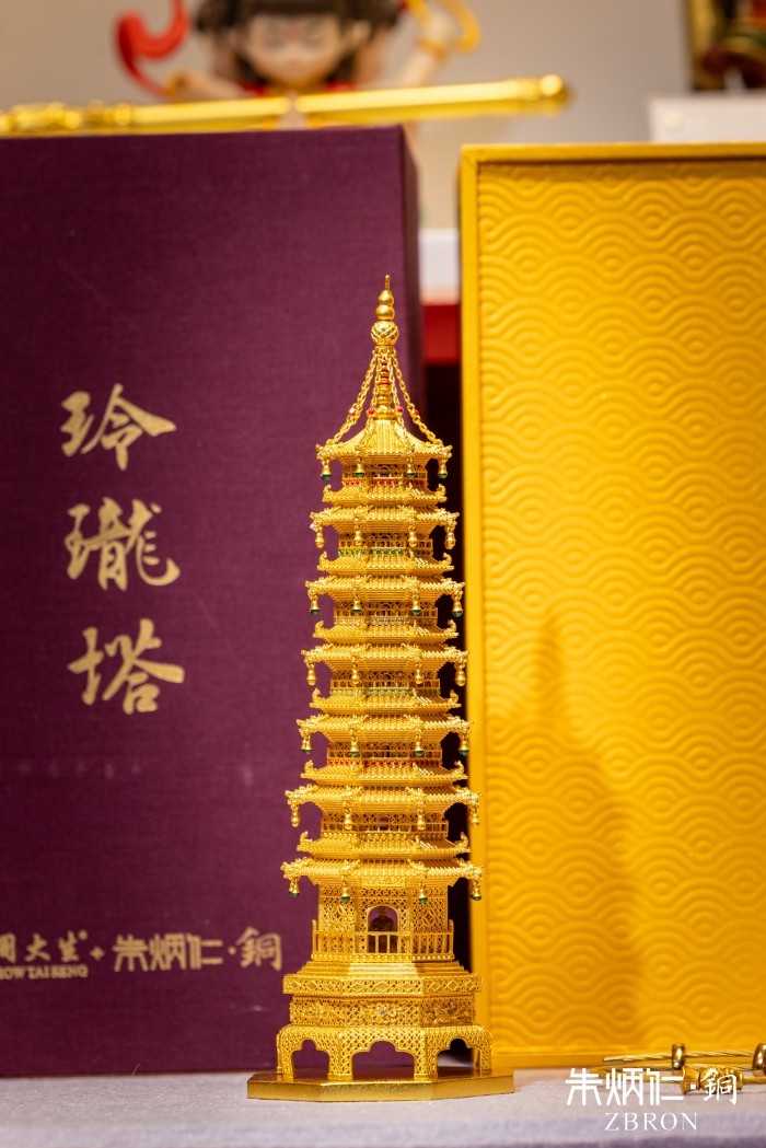 1780742836702143.jpg “朱炳仁·铜”联合周大生打造文运文创《玲珑塔》.jpg