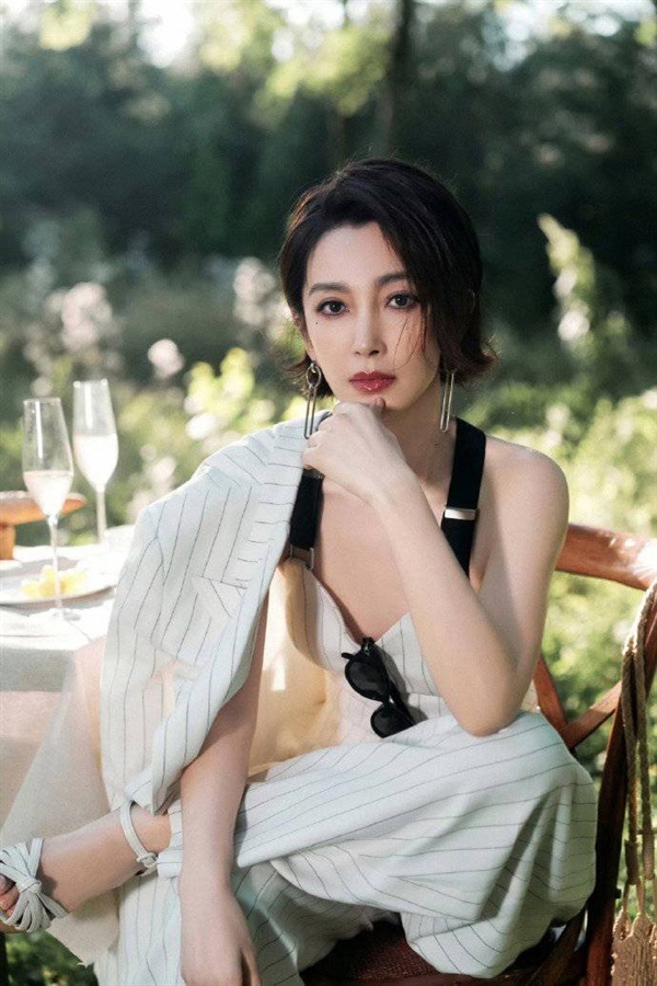 天选艾达王！李冰冰短发造型太飒 大长腿小蛮腰