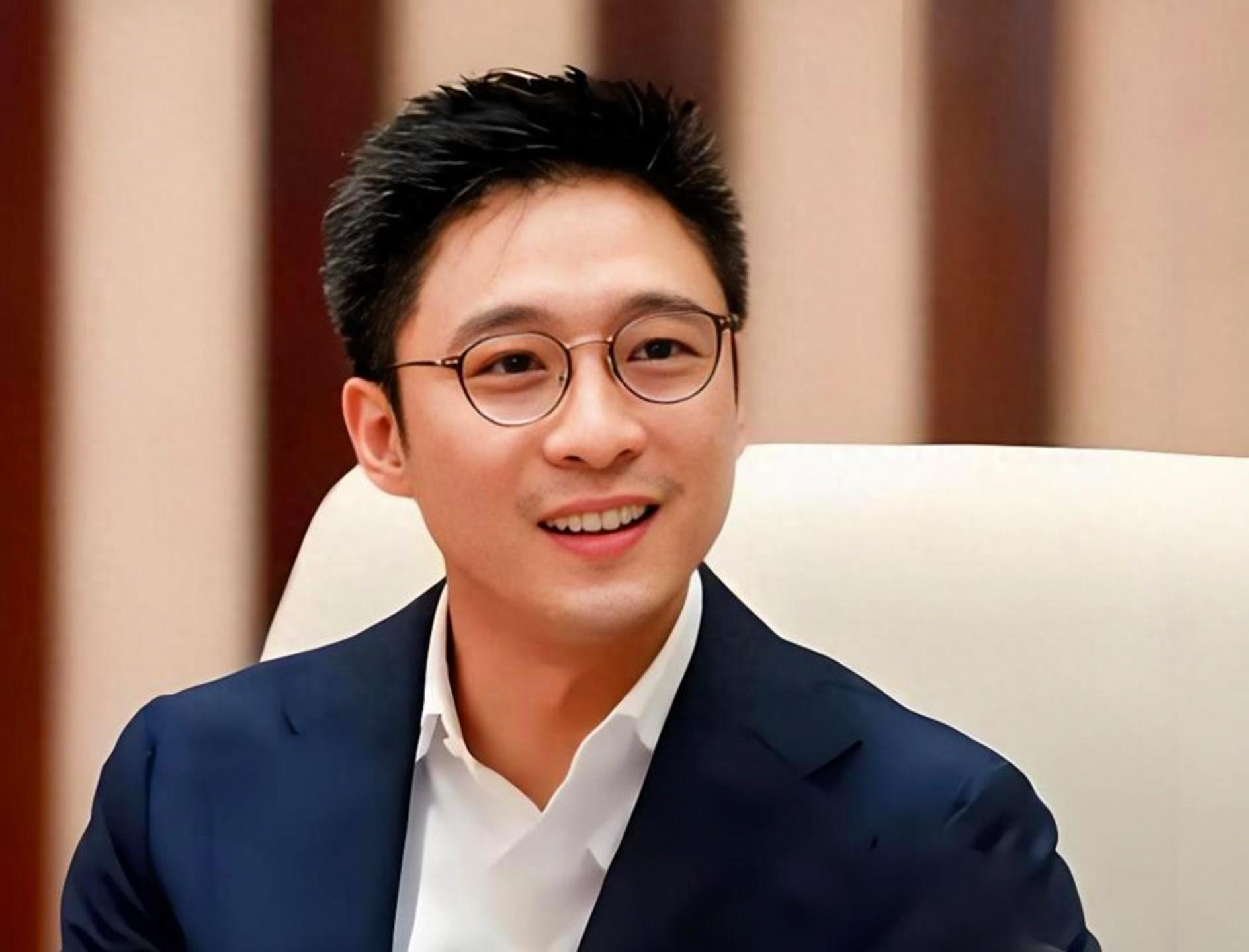 热搜第一！曝霍启山和娜然将于11月在三亚举办婚礼，恋爱细节被扒 