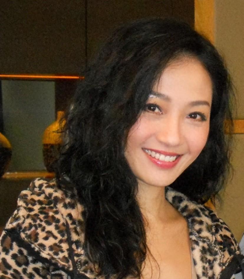 仅仅2天，中韩2位知名女星大曝娱乐圈潜规则，陪玩陪睡根本不够！