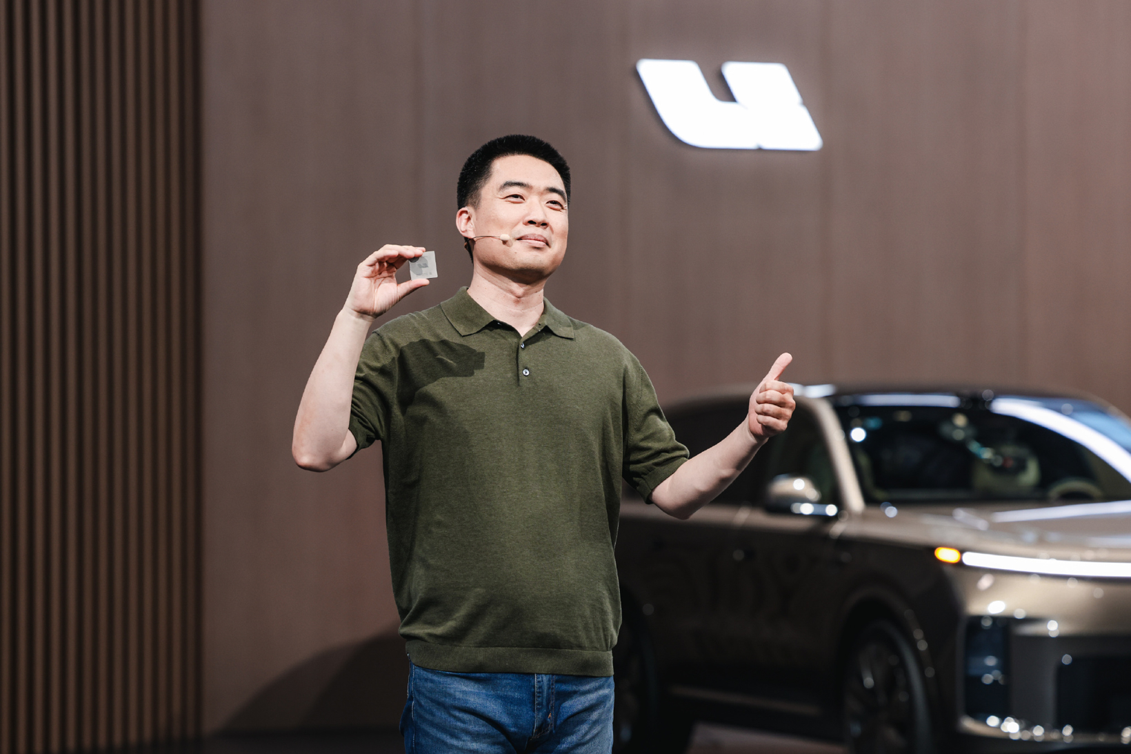 讲AI的李想，身后是一条裂谷？