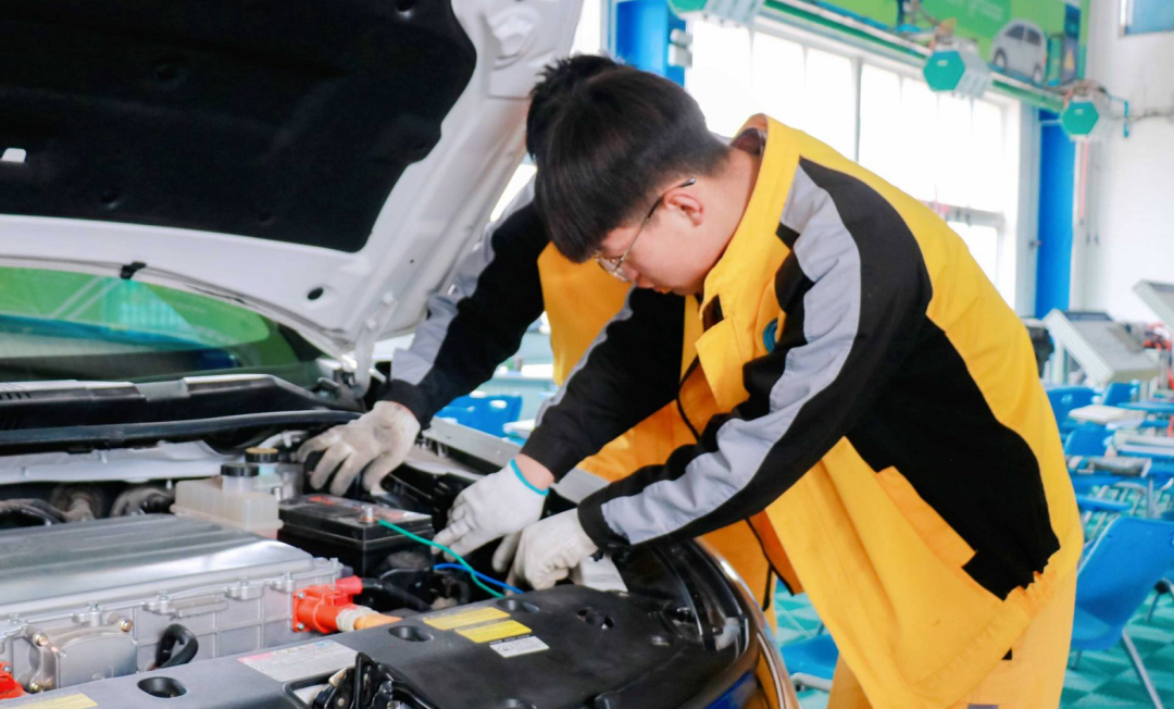 修了30年车,他们最后败给了新能源