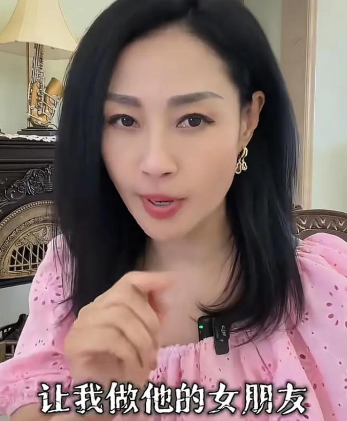 陪睡陪玩只是皮毛，继杨玉梅后，向佐再曝潜规则，关晓彤都遭了殃