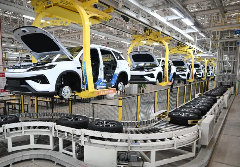 小米跌幅63%,比亚迪缩水5000亿!电车暴涨、市值崩塌,中国车企冰火两重天