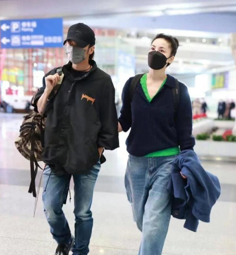 57岁王菲西安素颜逛街像30多，身边那几个人暴露真相