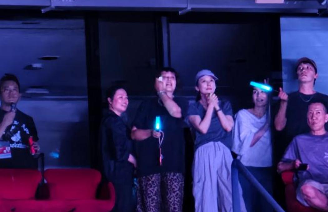 57岁王菲西安素颜逛街像30多，身边那几个人暴露真相