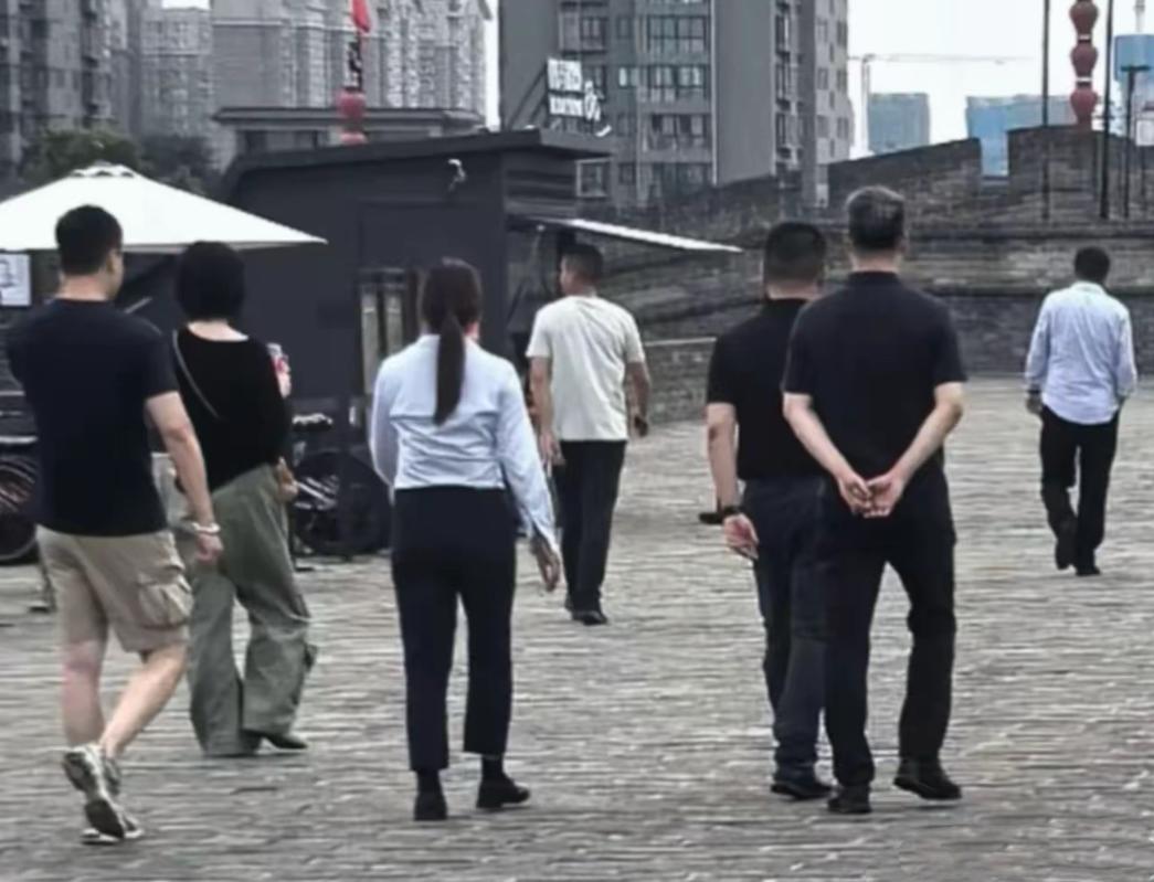 57岁王菲西安素颜逛街像30多，身边那几个人暴露真相