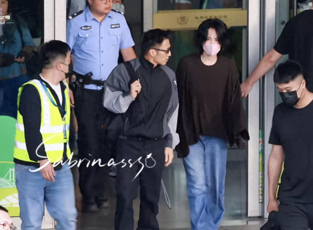 57岁王菲西安素颜逛街像30多，身边那几个人暴露真相