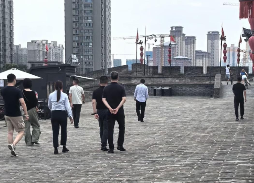 57岁王菲西安素颜逛街像30多，身边那几个人暴露真相