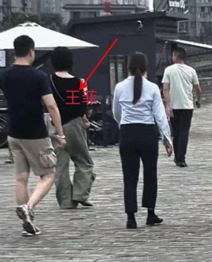 57岁王菲西安素颜逛街像30多，身边那几个人暴露真相 