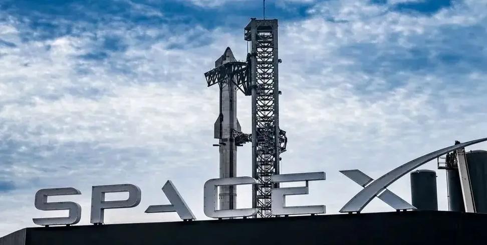 SpaceX第13次星舰试飞开始地面准备，Ship 40完成单发动机点火 