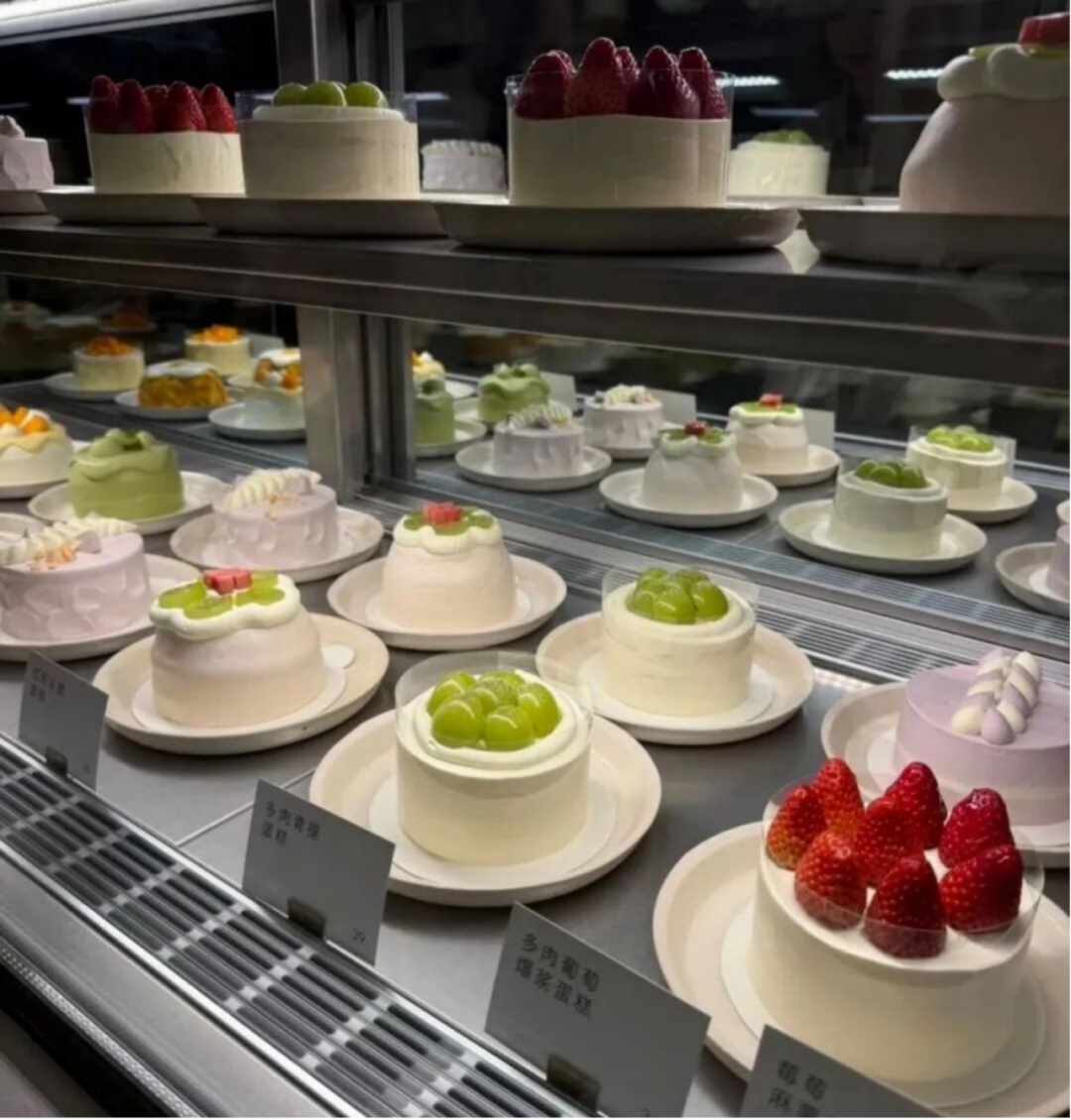桃李做快餐、鲍师傅卖西餐，倒闭9万家后，面包房的尽头是饭店？