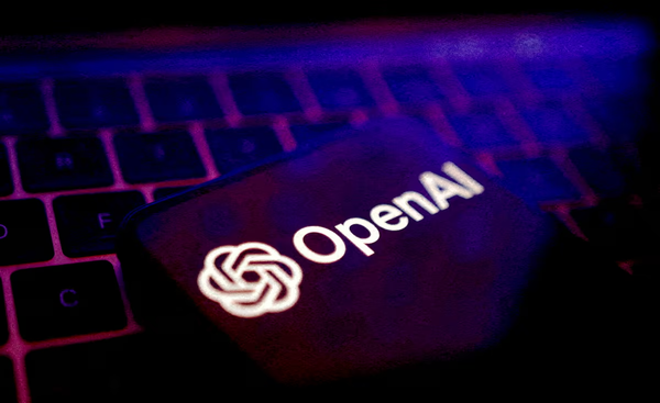 苹果把OpenAI告上法庭：真正被争夺的，是下一个iPhone