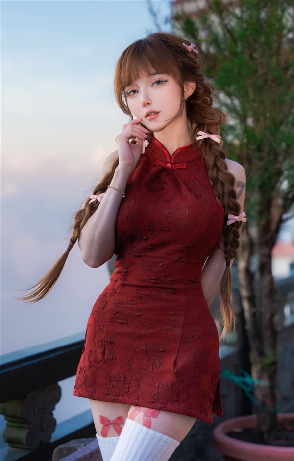 国外娃娃脸美女Cos图赏：脸蛋可爱 身材很火辣 