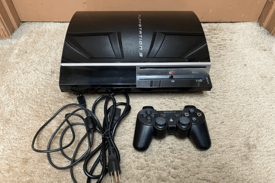 PS3吃灰十年再开机懵了 账号被删游戏没了 网友吵翻 