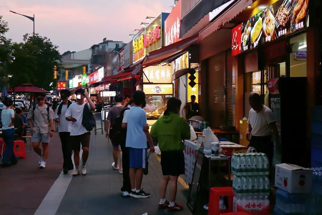被地摊截流生意，一批餐饮店开始“摆摊”了