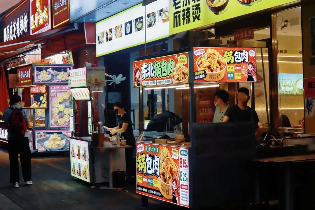 被地摊截流生意，一批餐饮店开始“摆摊”了