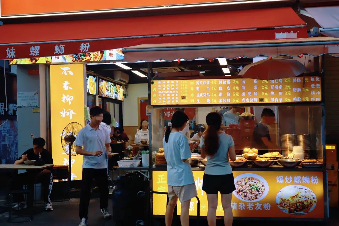 被地摊截流生意，一批餐饮店开始“摆摊”了
