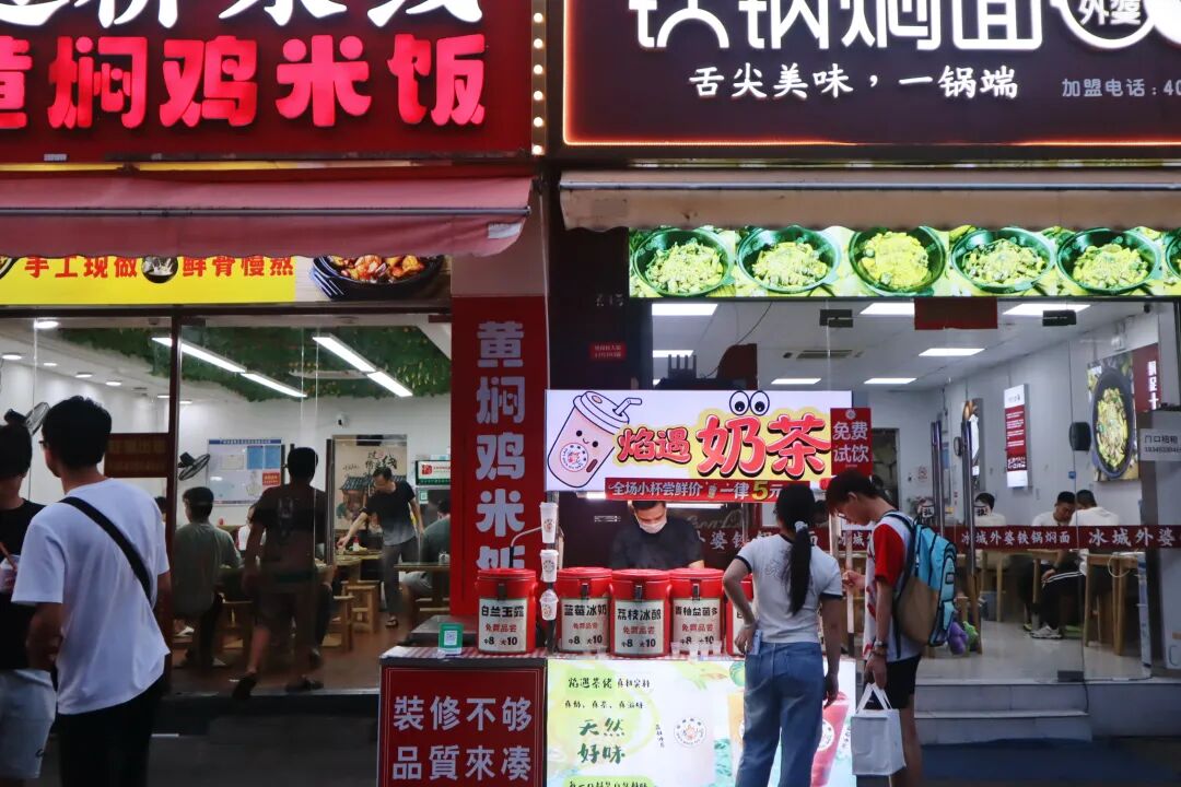 被地摊截流生意，一批餐饮店开始“摆摊”了